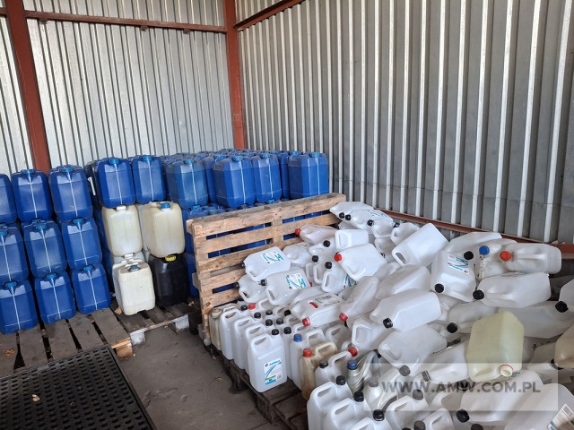 Zużyte opakowania zawierające pozostałości substancji niebezpiecznych lub nimi zanieczyszczone - pakiet zawierający 2 000 kg, w tym: zużyte pojemniki po produktach mps metalowe – 1 400 kg, plastikowe - 600 kg /kod odpadu 15 01 10*/ 